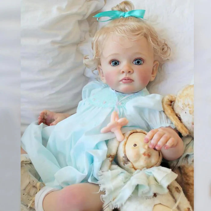 Bebê Reborn Maria 55cm, boneca realista com corpo macio, olhos vivos, cabelo fio a fio e acessórios. Perfeita para crianças 3+, traz magia e ternura às brincadeiras!