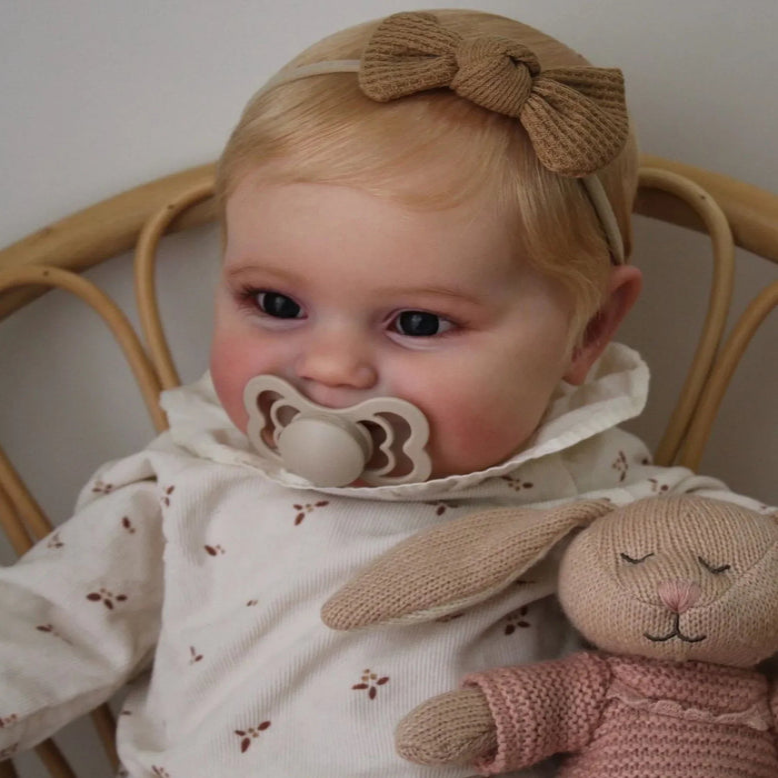 Bebê Reborn Mariana 50cm, boneca realista com corpo macio, olhos vivos, cabelo fio a fio e acessórios. Perfeita para crianças 3+, traz magia e ternura às brincadeiras!