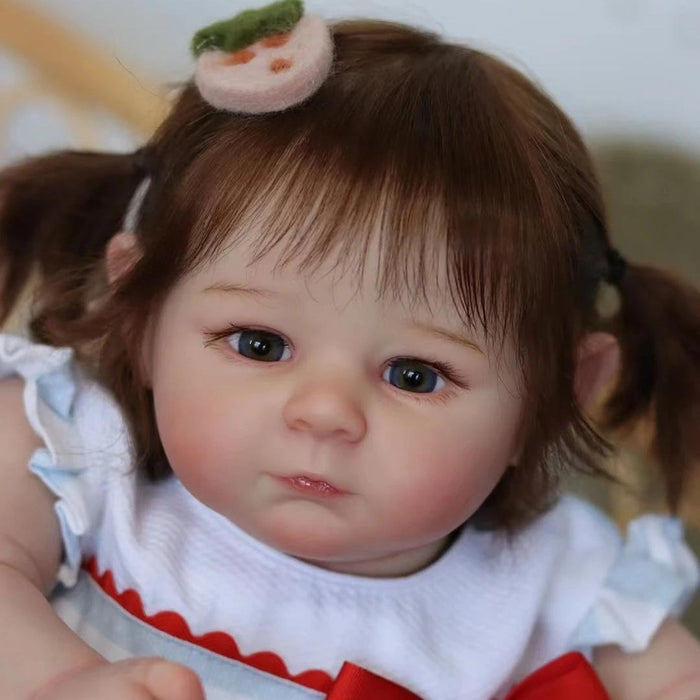 Bebê Reborn Nicole 55cm, boneca realista de silicone com olhos vivos, cabelo fio a fio e acessórios. Perfeita para crianças 3+, traz magia e ternura às brincadeiras!