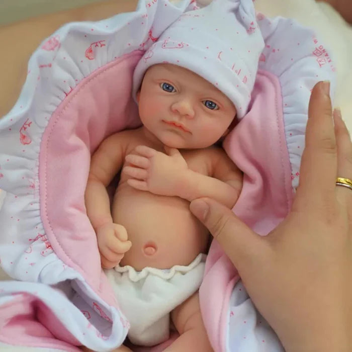 Bebê Reborn Paula, boneca realista de silicone sólido com olhos abertos, membros móveis e acessórios. Perfeita para crianças 3+, traz ternura e magia às brincadeiras!