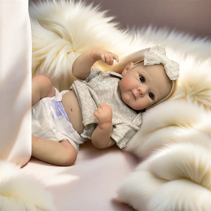Bebê Reborn Cecilia 50cm, boneca hiper-realista de silicone macio com detalhes delicados. Perfeita para crianças 3+ e colecionadores, traz ternura e magia às brincadeiras!