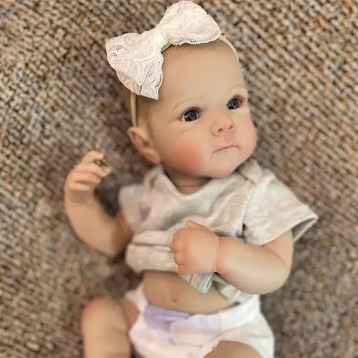 Bebê Reborn Cecilia 50cm, boneca hiper-realista de silicone macio com detalhes delicados. Perfeita para crianças 3+ e colecionadores, traz ternura e magia às brincadeiras!