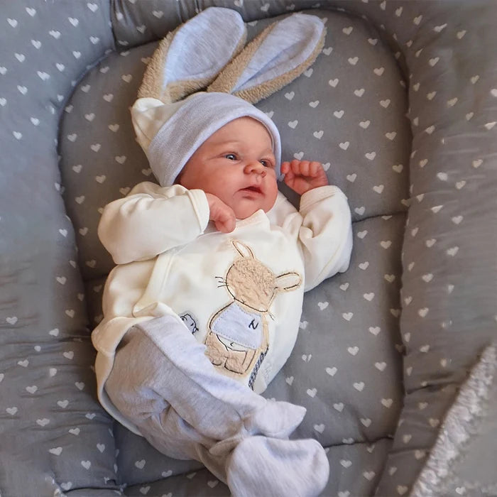 Bebê Reborn Patrícia 48cm, boneca hiper-realista de silicone macio com detalhes delicados. Perfeita para crianças 3+ e colecionadores, traz ternura e magia às brincadeiras!