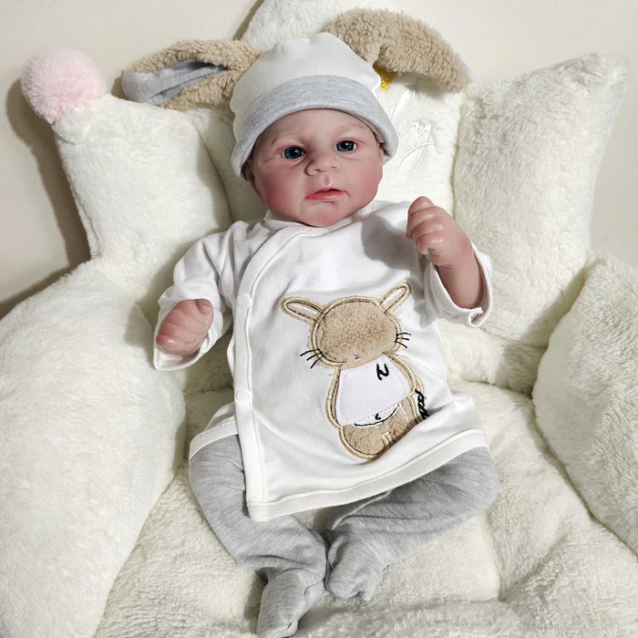 Bebê Reborn Patrícia 48cm, boneca hiper-realista de silicone macio com detalhes delicados. Perfeita para crianças 3+ e colecionadores, traz ternura e magia às brincadeiras!
