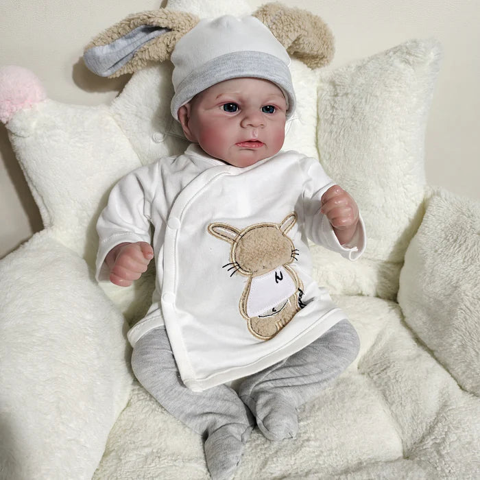 Bebê Reborn Patrícia 48cm, boneca hiper-realista de silicone macio com detalhes delicados. Perfeita para crianças 3+ e colecionadores, traz ternura e magia às brincadeiras!