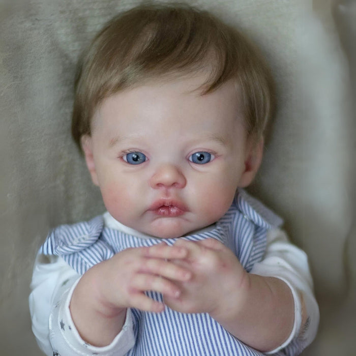 Bebê Reborn Samuel 55cm, boneco realista com corpo macio, olhos vivos, cabelo fio a fio e acessórios. Perfeito para crianças 3+, traz magia e ternura às brincadeiras!