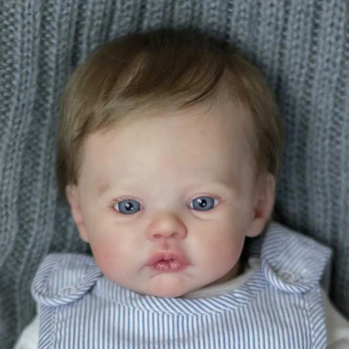Bebê Reborn Samuel 55cm, boneco realista com corpo macio, olhos vivos, cabelo fio a fio e acessórios. Perfeito para crianças 3+, traz magia e ternura às brincadeiras!