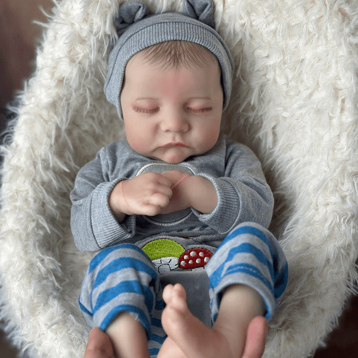 Bebê Reborn Otávio 49cm, boneco realista de silicone macio com traços delicados. Perfeito para crianças 3+ e colecionadores, combina segurança, carinho e qualidade!