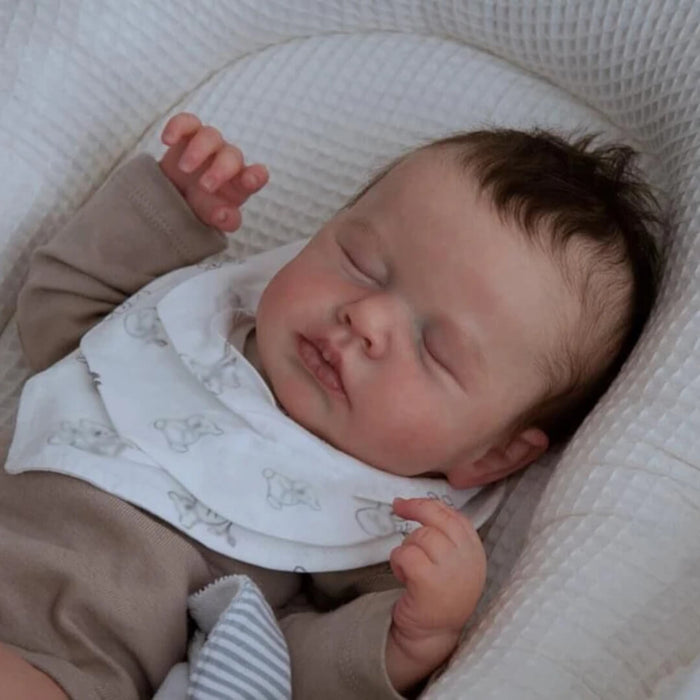 Bebê Reborn Theo 49cm, boneco realista com corpo macio, olhos vivos, cabelo fio a fio e acessórios. Perfeito para crianças 3+, traz magia às brincadeiras!