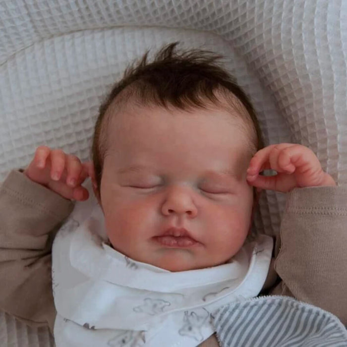 Bebê Reborn Theo 49cm, boneco realista com corpo macio, olhos vivos, cabelo fio a fio e acessórios. Perfeito para crianças 3+, traz magia às brincadeiras!