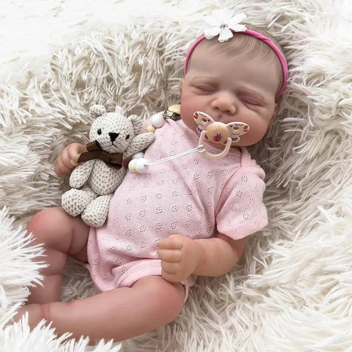 Bebê Reborn Cecília 48cm, boneca artesanal de silicone com olhos fechados, cabelo pintado e acessórios. Perfeita para crianças 3+ e colecionadores, ideal para banho!