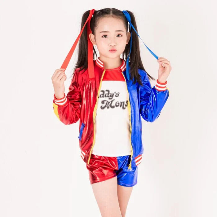 Fantasia Infantil Arlequina com camiseta, short, jaqueta, luvas e cabelo, em poliéster. Perfeita para crianças, combina estilo icônico e conforto para festas e eventos!