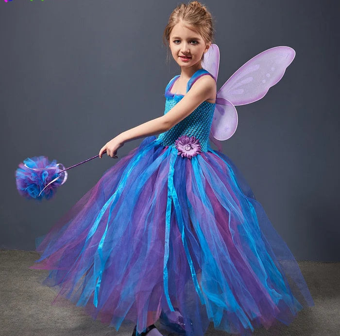 Fantasia Borboleta Azul Encantada com vestido, varinha de tule e asa de borboleta, em elastano, tule, nylon e voil. Perfeita para crianças em aventuras encantadas!