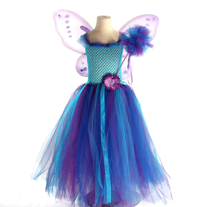 Fantasia Borboleta Azul Encantada com vestido, varinha de tule e asa de borboleta, em elastano, tule, nylon e voil. Perfeita para crianças em aventuras encantadas!