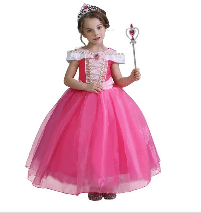 Fantasia Infantil A Bela Adormecida com vestido, varinha e coroa, em viscose e poliéster. Perfeita para crianças, combina magia e conforto em aventuras encantadas!