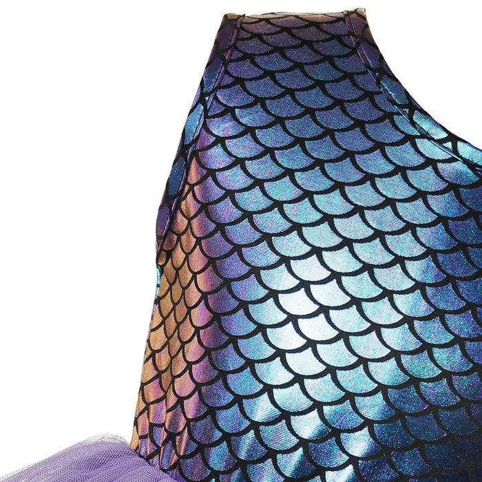 Fantasia Infantil Ariel Pequena Sereia com vestido em voil, malha e algodão. Perfeita para crianças em festas e eventos, com design mágico inspirado na princesa do mar!