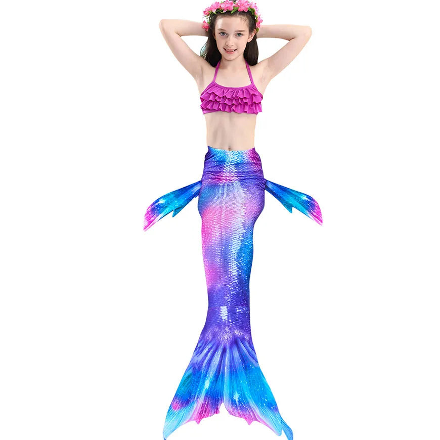 Fantasia Infantil Ariel Pequena Sereia com cauda, biquíni, tiara, nadadeira, colar e cabelo. Perfeita para crianças, combina magia e conforto em aventuras subaquáticas!