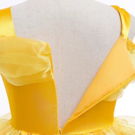 Fantasia Infantil Bela e a Fera com vestido, coroa, varinha, luva e joias, em poliéster, malha e algodão. Perfeita para crianças, combina magia e conforto em brincadeiras!