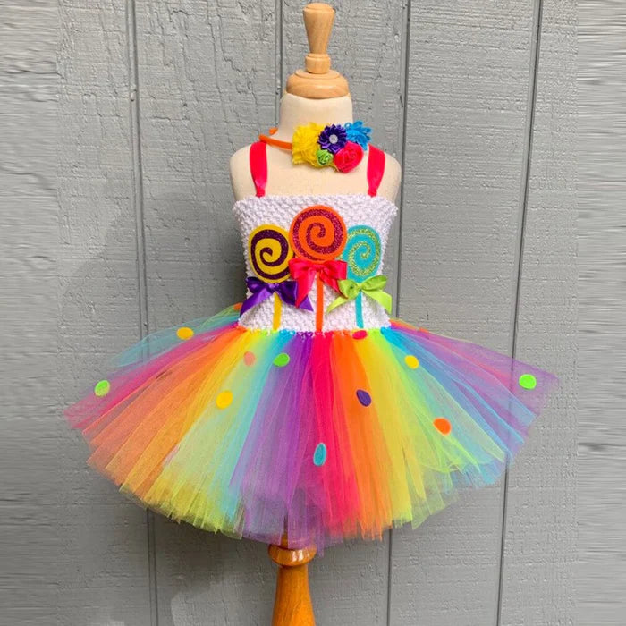 Fantasia Infantil Doces Arco Íris, em poliéster e nylon. Perfeita para crianças, combina magia e conforto em brincadeiras encantadas e festas temáticas doces!