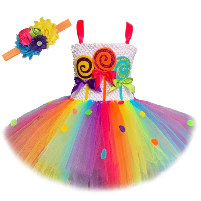Fantasia Infantil Doces Arco Íris, em poliéster e nylon. Perfeita para crianças, combina magia e conforto em brincadeiras encantadas e festas temáticas doces!
