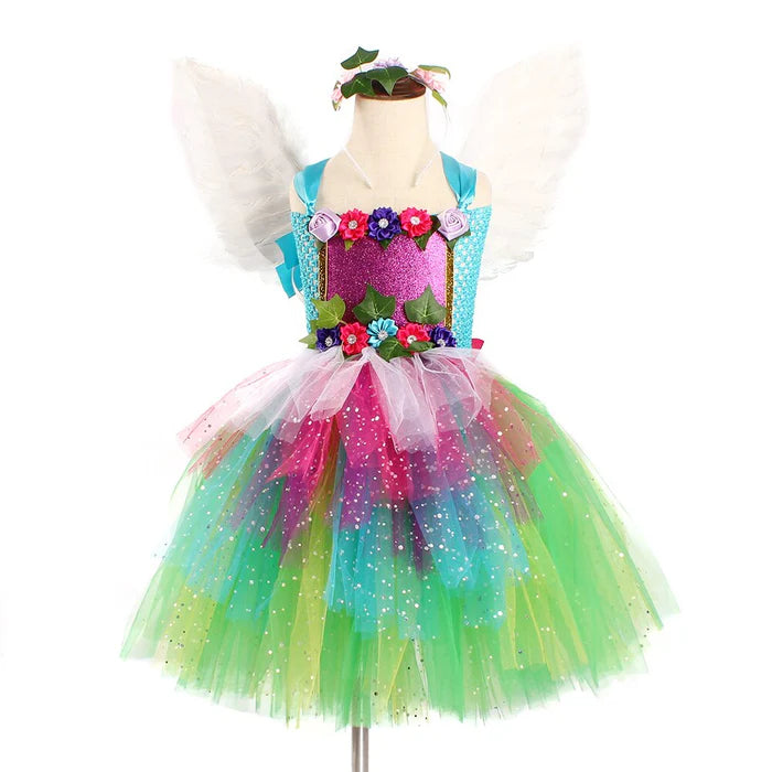 Fantasia Infantil Fada Arco Íris com vestido, acessório de cabelo e asa de borboleta, em elastano, tule, nylon e voile. Perfeita para crianças em aventuras encantadas!