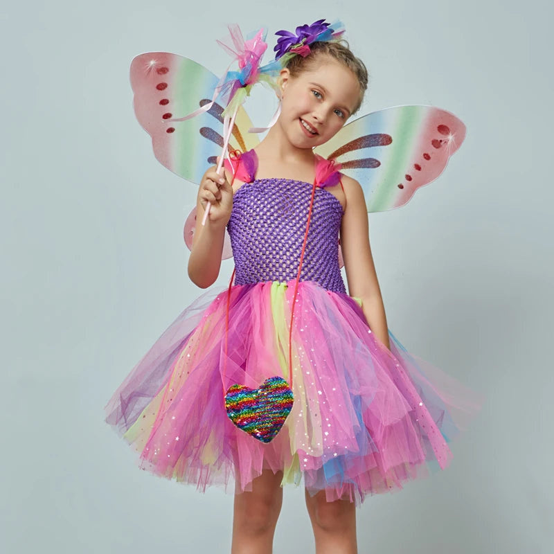 Fantasia Infantil Fada Encantada das Cores com vestido, acessório de cabelo, varinha, asas e bolsinha, em elastano, tule, voil e nylon. Ideal para crianças, mágica e confortável!