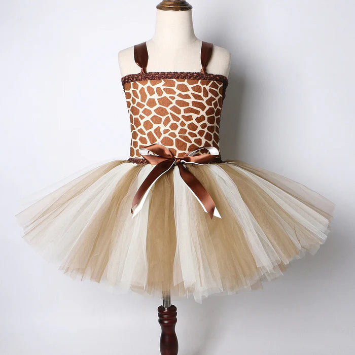 Fantasia Infantil Girafinha Magia, em poliéster e nylon. Perfeita para crianças, combina magia e conforto em brincadeiras encantadas e festas temáticas adoráveis!