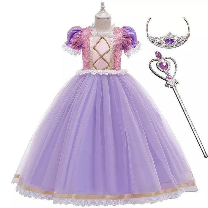 Fantasia Infantil Rapunzel com vestido, coroa e varinha, em poliéster, malha e renda. Perfeita para crianças em festas e eventos, inspirada na princesa da torre!