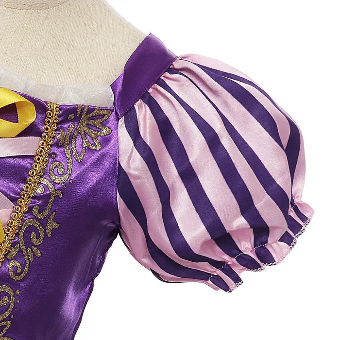 Fantasia Infantil Princesa Rapunzel com vestido, coroa, luvas, varinha e cabelo, em malha, algodão e poliéster. Perfeita para crianças em festas e eventos encantados!