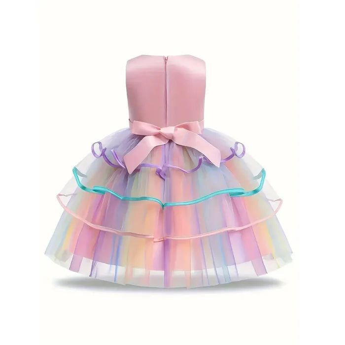 Fantasia Infantil Unicórnio com vestido, arquinho e asa, em poliéster, algodão e tule. Perfeita para crianças, combina magia e qualidade em brincadeiras encantadas!