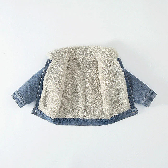Jaqueta Infantil Jeans Peluciada Unissex, com forro sherpa, gola polo e isolamento térmico. Quente, estilosa e durável, ideal para crianças no inverno, em jeans!