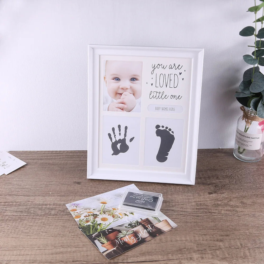 Moldura lembrancinha maternidade para impressão das mãos e pés do bebê, com tinta atóxica e design decorativo seguro.