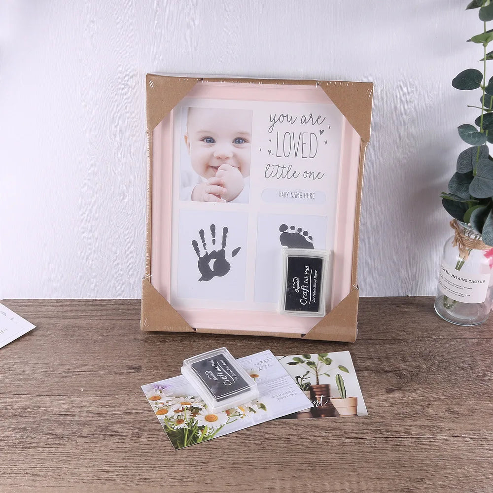 Moldura lembrancinha maternidade para impressão das mãos e pés do bebê, com tinta atóxica e design decorativo seguro.