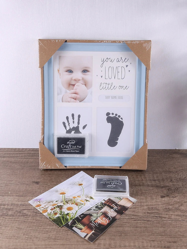 Moldura lembrancinha maternidade para impressão das mãos e pés do bebê, com tinta atóxica e design decorativo seguro.