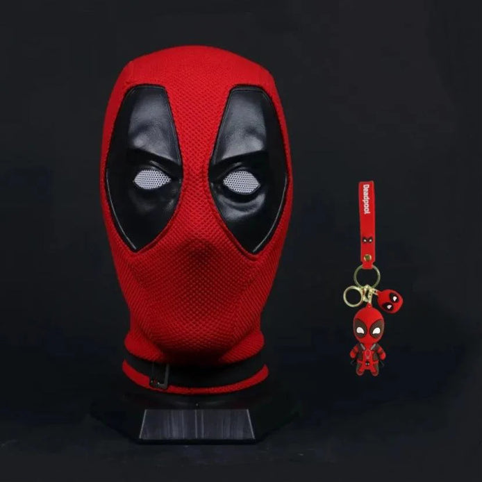 Máscara Fantasia Infantil Deadpool com máscara realista e chaveiro com 2 mini Deadpools, em nylon e algodão. Ajustável (53-63cm), perfeita para crianças em brincadeiras mágicas!