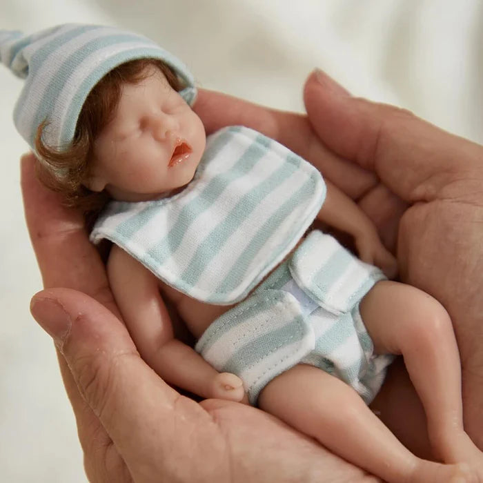 Mini Boneco Pedro, boneco realista de silicone sólido, com olhos abertos, membros móveis e acessórios. Perfeito para crianças 3+, traz ternura e magia!