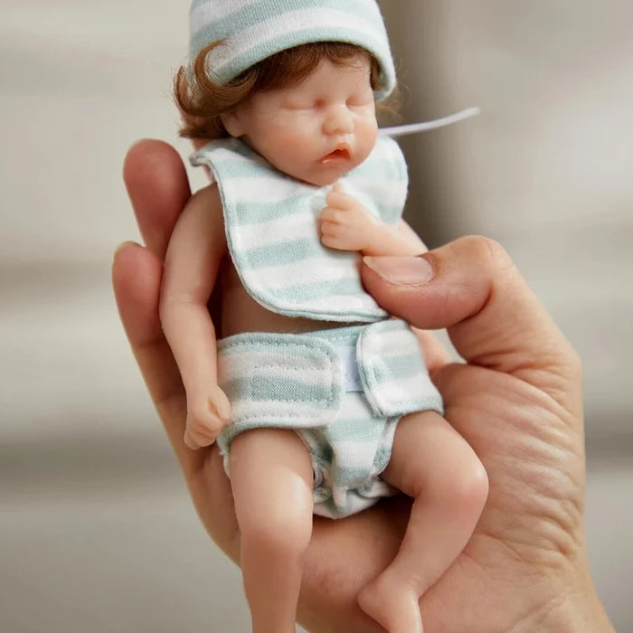 Mini Boneco Pedro, boneco realista de silicone sólido, com olhos abertos, membros móveis e acessórios. Perfeito para crianças 3+, traz ternura e magia!